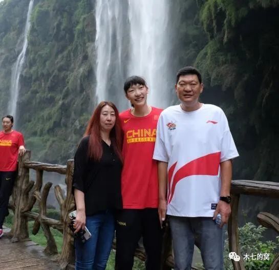 攀登山上的情侣旅馆